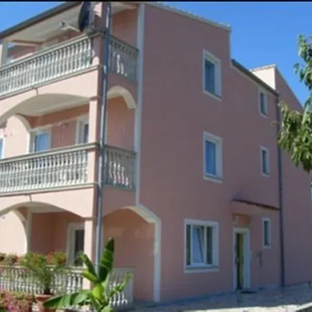 Apartment In Mit Garten Und Terrasse Fazana